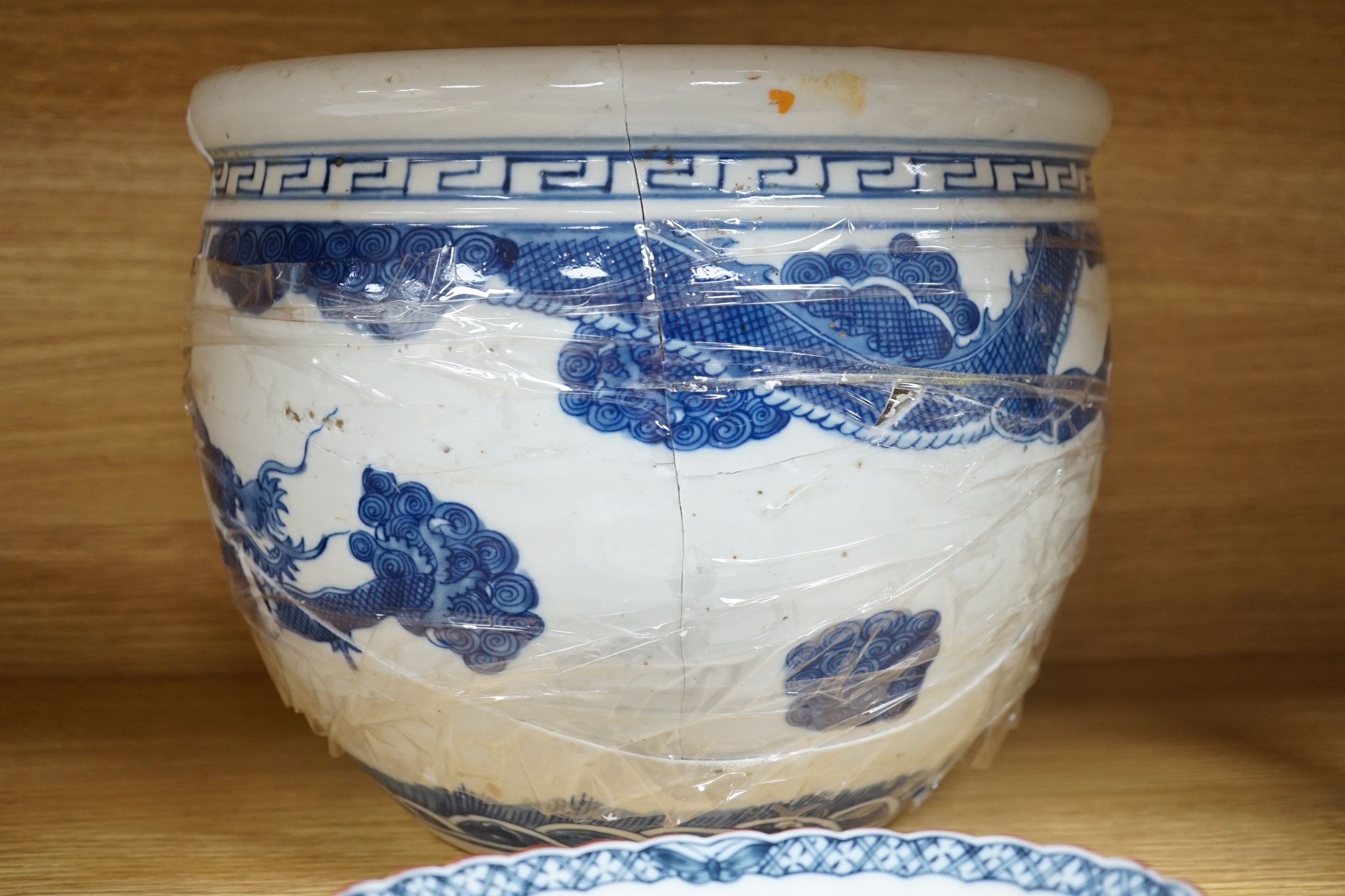 A damaged Chinese blue and white jardiniere and four small dishes, jardiniere 22cms high.